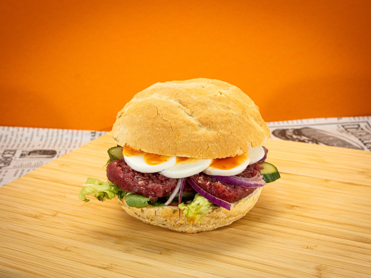 Broodje ossenworst met ei, komkommer, rode ui en sambal