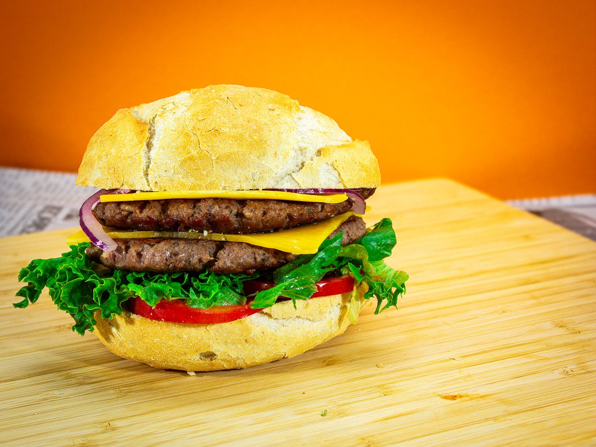 Dubbele smash burger met cheddar, augurk, rode ui, sla en tomaat